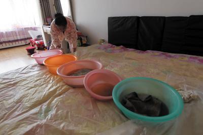 筠连楼上漏水，住户失联，小区没物管，业主维权难！律师来支招……